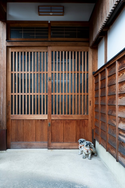 Entrada de la casa japonesa y adornos para perros.