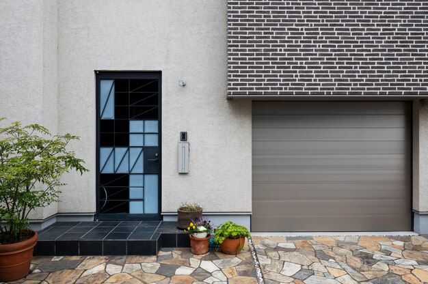 Entrada de la casa japonesa con ventanas