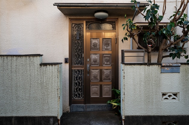 Entrada de la casa de madera con ventanas