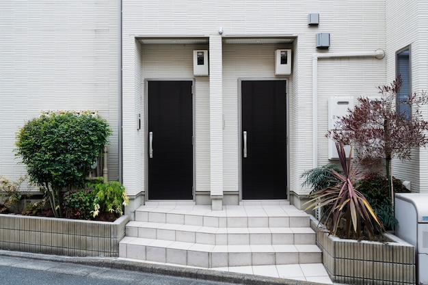 Foto gratuita entrada de la casa y plantas cultura japonesa.