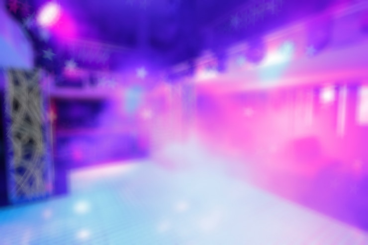 Foto gratuito entrada de discoteca de colores desenfocada con focos