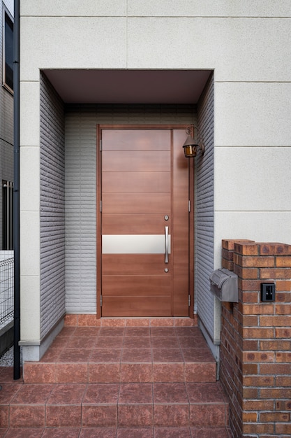 Entrada y escaleras de la casa de madera