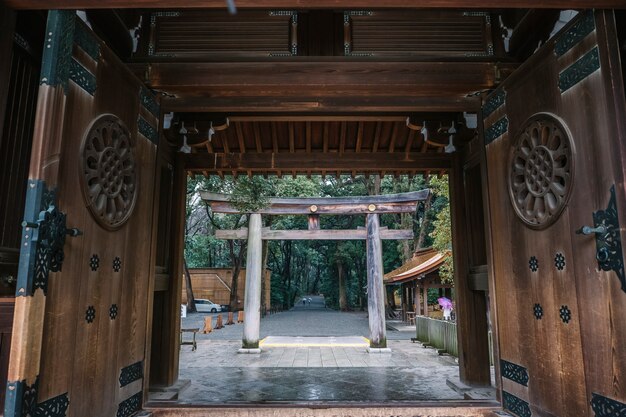 entrada de la puerta torii en japon