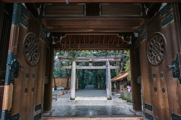 entrada de la puerta torii en japon