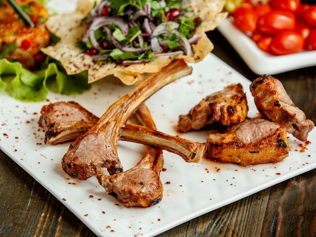 Entrecot de kebab de carne y cebolla picada