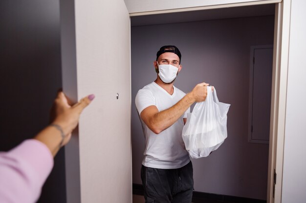 Entrega al hombre que sostiene la bolsa de plástico con comida