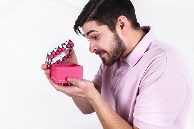 entrega de la cinta que sostiene la celebración persona