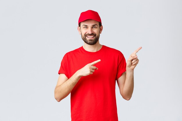 Entrega de compras en línea durante el concepto de cuarentena y comida para llevar sonriendo alegre mensajero informar clie ...