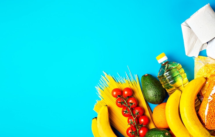 Foto gratuito entrega de mercancías en superficie azul