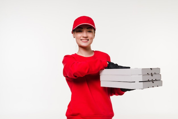 Entrega de pizza mujer asiática sosteniendo una pizza sobre aislado en la pared blanca