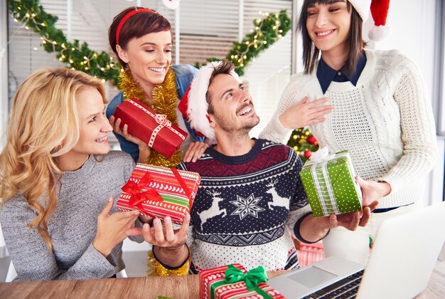 Entrega de regalos de Navidad para todos