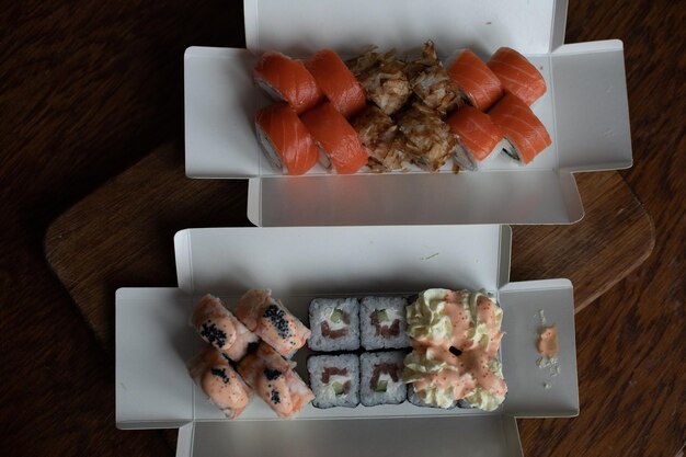 Entrega de sushi diferentes Variedades de sushi para el almuerzo o la cena.