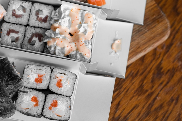 Entrega de sushi diferentes Variedades de sushi para el almuerzo o la cena.