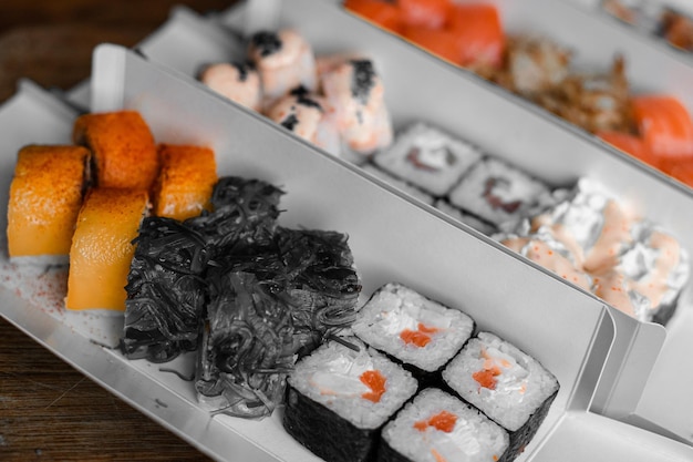 Entrega de sushi diferentes Variedades de sushi para el almuerzo o la cena.