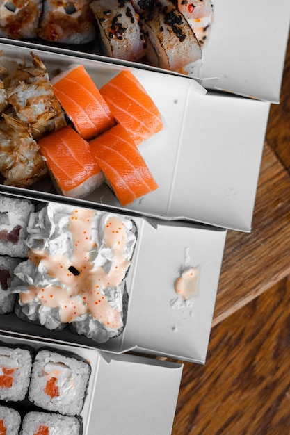 Foto gratuita entrega de sushi diferentes variedades de sushi para el almuerzo o la cena.