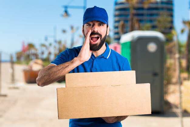 Entrega uniforme chico trabajo mensajero