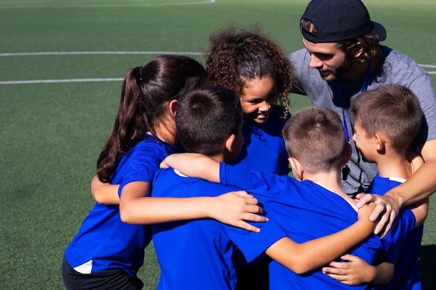 Foto gratuita entrenador de alto ángulo hablando con jugadores