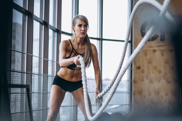 Entrenador de fitness femenino en el gimnasio