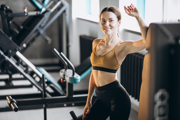 Entrenador de fitness joven en el gimnasio