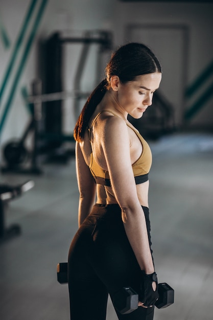 Entrenador de fitness joven en el gimnasio