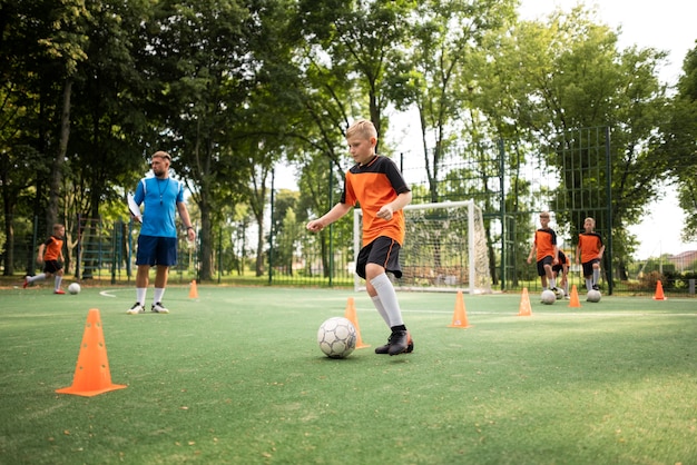 Entrenador de fútbol enseñando a sus alumnos