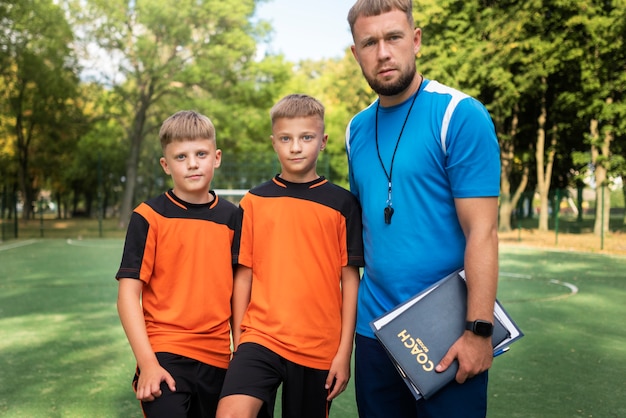 Entrenador de fútbol enseñando a sus alumnos