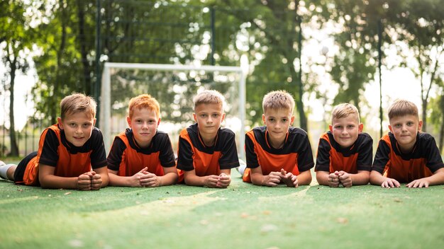 Entrenador de fútbol enseñando a sus alumnos