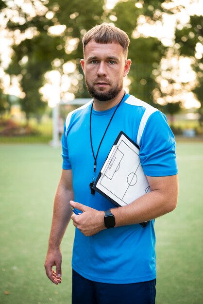 Entrenador de fútbol enseñando a sus alumnos