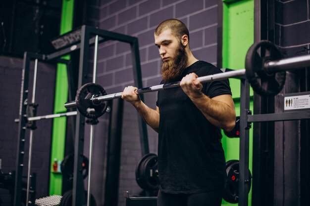 Entrenador masculino haciendo ejercicio en el gimnasio