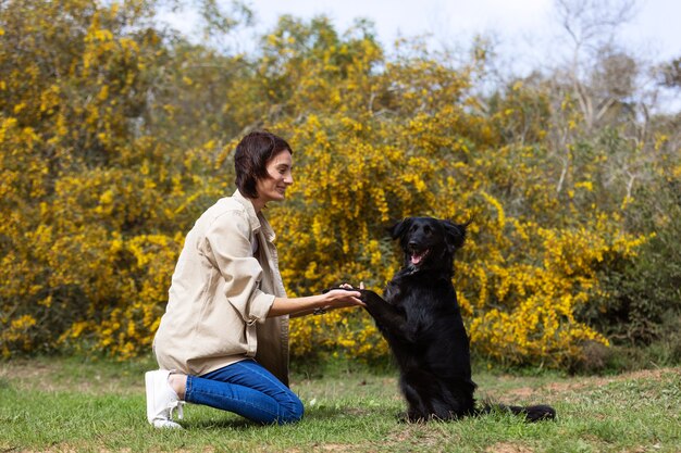 Entrenador de perros interactuando con su mascota