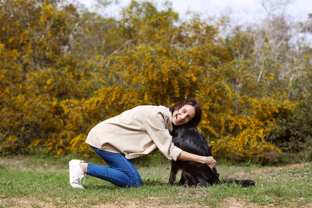 Foto gratuita entrenador de perros interactuando con su mascota