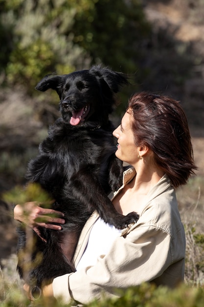 Entrenador de perros interactuando con su mascota