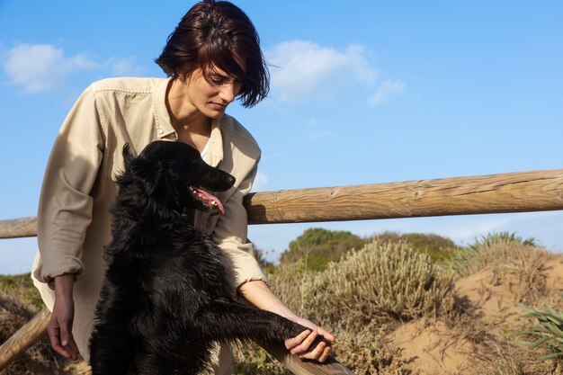 Foto gratuita entrenador de perros interactuando con su mascota