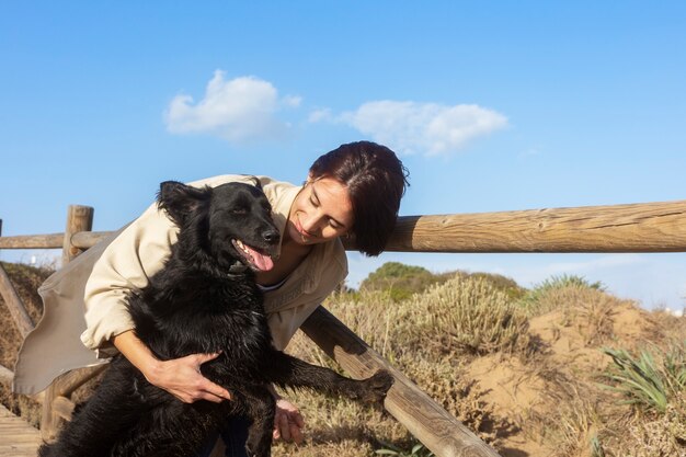 Entrenador de perros interactuando con su mascota