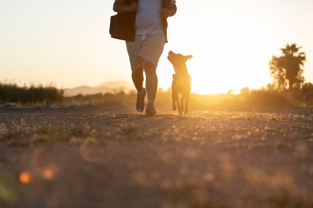 Entrenador de perros saltando con perro