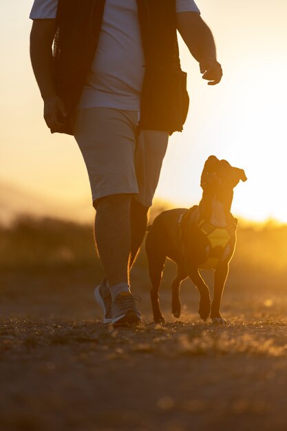 Entrenador de perros saltando con perro