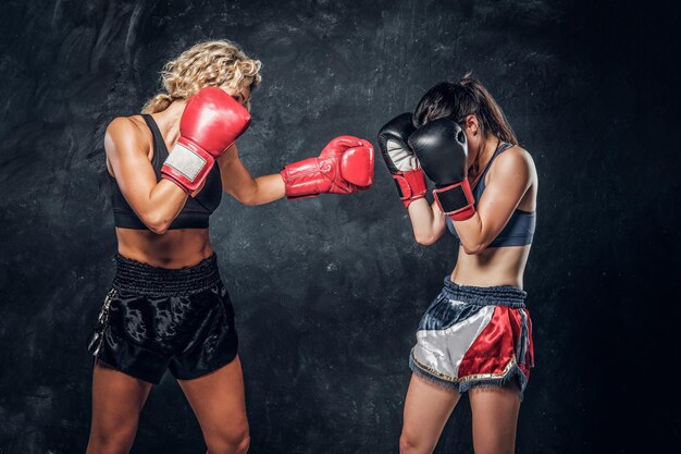 La entrenadora de Expirience y su joven estudiante tienen un entrenamiento de boxeo con guantes de boxeo.