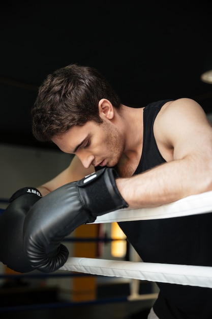 Entrenamiento de boxeador en un ring de boxeo. mirando a un lado