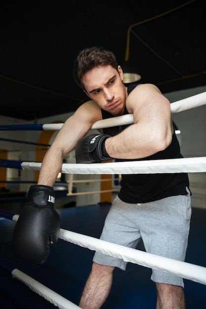 Entrenamiento de boxeador en un ring de boxeo. Mirando a un lado