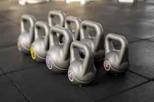 Foto gratuita entrenamiento en concepto de gimnasio con pesas rusas