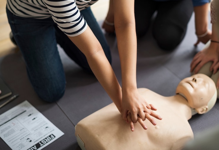 Foto gratuito entrenamiento de cpr