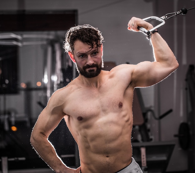 entrenamiento cross fit en el gimnasio, el hombre musculoso está en el gimnasio, el concepto de deporte