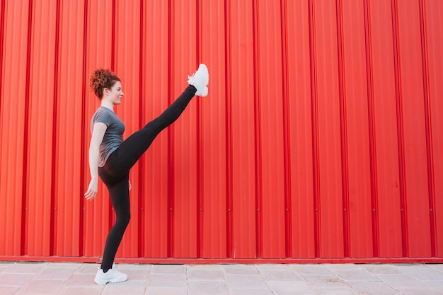 Foto gratuita entrenamiento de deportista flexible en la calle