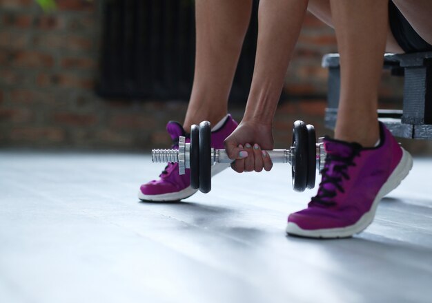 Entrenamiento fitness mujer con pesas