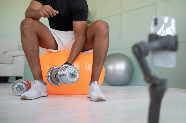 Entrenamiento de hombre con mancuernas de cerca