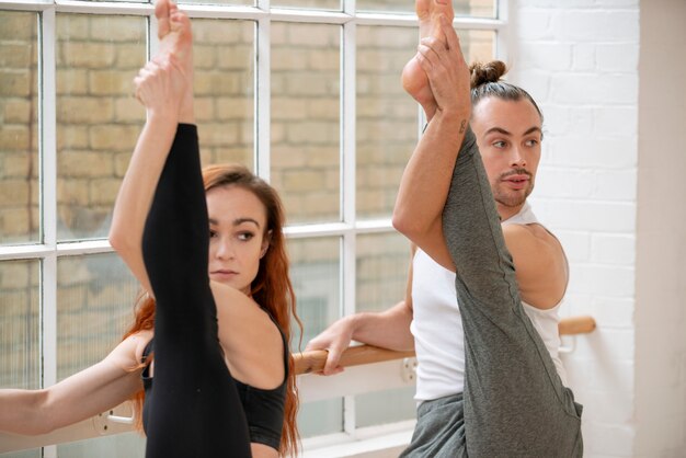 Entrenamiento de hombre y mujer de tiro medio