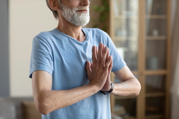 Foto gratuita entrenamiento de hombre senior en casa