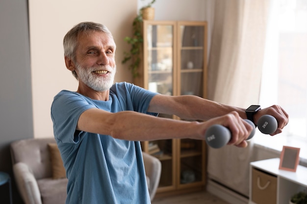 Entrenamiento de hombre senior en casa