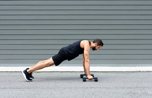 Entrenamiento de hombre de tiro completo con equipo