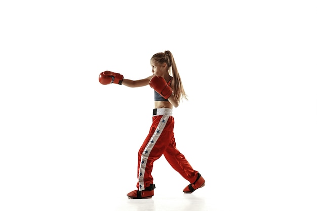 Entrenamiento de luchador de kickboxing femenino joven en blanco